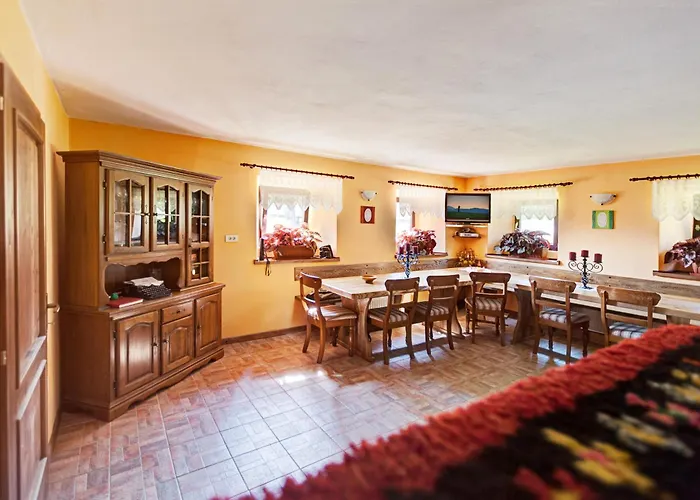 Apartmaji Pr-gujlu Sela Nad Podmelcem 5220 Tolmin *